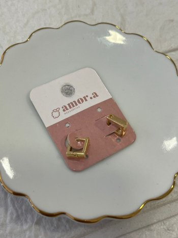 BRINCO QUADRADA LISA SEMIJOIA