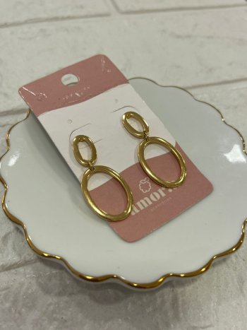 BRINCO OVAL PENDURADO SEMIJOIA